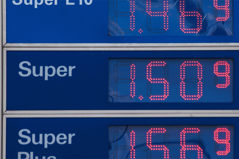 Prezzi del combustibile (fuel) esposti presso una stazione di rifornimento. 