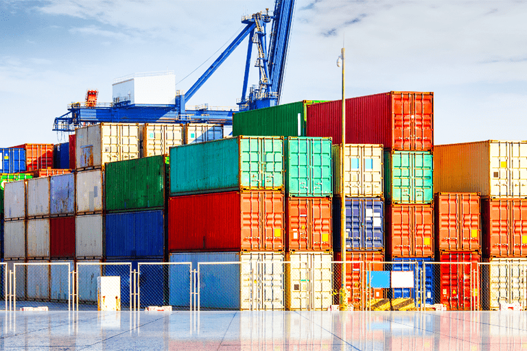 Container merci pronti per essere sdoganati in un porto degli Stati Uniti d’America.
